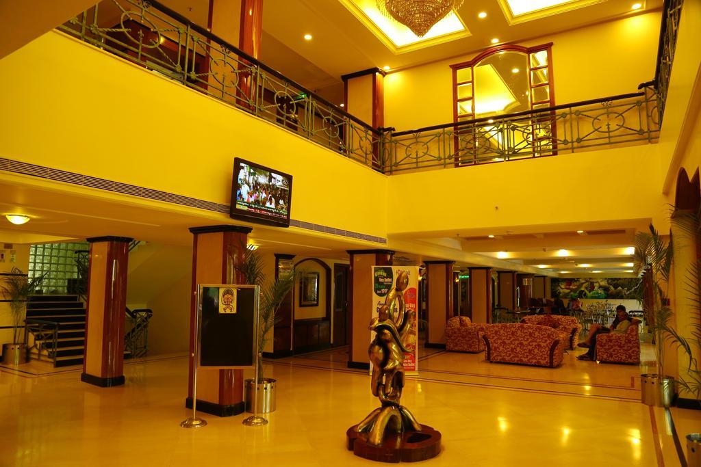 Kences Hotel -Opp Apsrtc Bus Stand Τιρουπάτι Εξωτερικό φωτογραφία